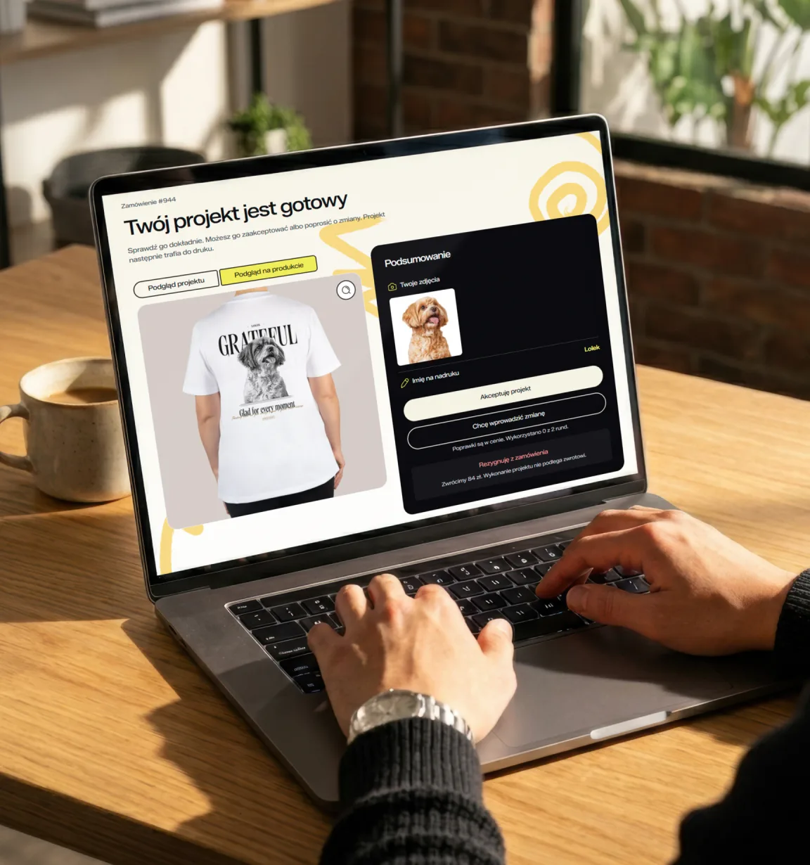Laptop z gotowym projektem koszulki do akceptacji